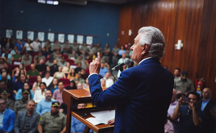 Governador Ronaldo Caiado durante evento de entrega de novas viaturas para o Comando do Policiamento Rodoviário da PMGO (Foto: Hegon Corrêa)