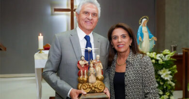 Ronaldo e Gracinha Caiado inauguram revitalização da capela do Estádio Serra Dourada (Foto: Júnior Guimarães)