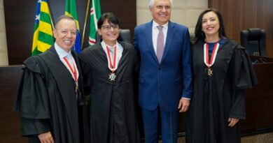 TOMARAM POSSE COMO DESEMBARGADORES, A JUÍZA SIRLEI MARTINS, E O JUIZ FERNANDO MONTEFUSCO (FOTO: JÚNIOR GUIMARÃES)