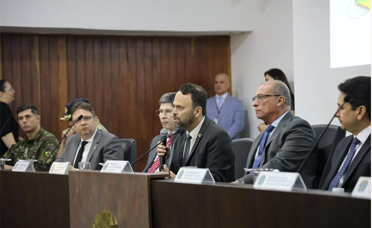 Titular da SSP-GO, Renato Brum esteve com o presidente do TRE-GO, desembargador Luiz Cláudio Veiga Braga, e representantes de forças policiais para definir linhas de ação nas eleições municipais (Foto: Giovana Cruz/SPTC)