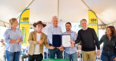 Legenda: Governador Ronaldo Caiado assina ordem de serviço para construção de novo centro comercial em Santo Antônio do Descoberto