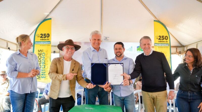 Legenda: Governador Ronaldo Caiado assina ordem de serviço para construção de novo centro comercial em Santo Antônio do Descoberto