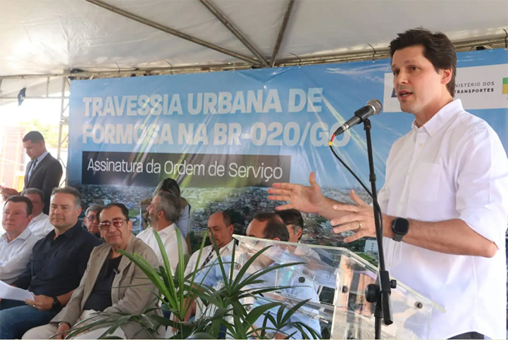 Daniel Vilela participa da assinatura de ordem de serviço para obras rodoviárias no trecho urbano da BR-020, em Formosa (Foto: Jota Eurípedes)