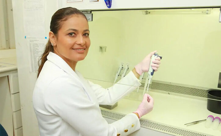 Professora Elisângela Lacerda, coordenadora do projeto RT-LAMP na UFG, que utiliza águas residuais para monitorar e prevenir doenças transmitidas pelo Aedes aegypti em Goiás (Foto: Fábio Lima)