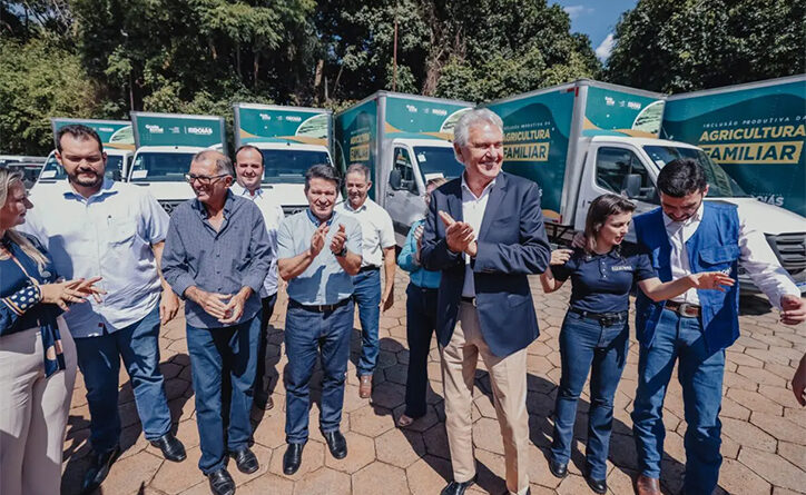 Agricultora familiar Ana Santana, de 75 anos, é beneficiada com título de domínio de terras (Foto: Hegon Correa)