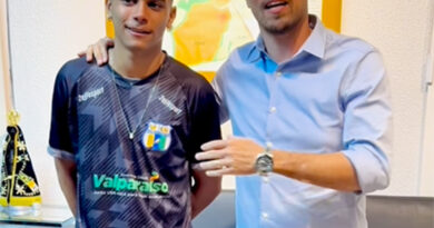 Prefeito Marcus Vinicius e o jovem atleta valparaisense, Gabriel Pae