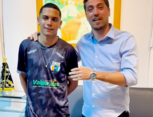 Prefeito Marcus Vinicius e o jovem atleta valparaisense, Gabriel Pae