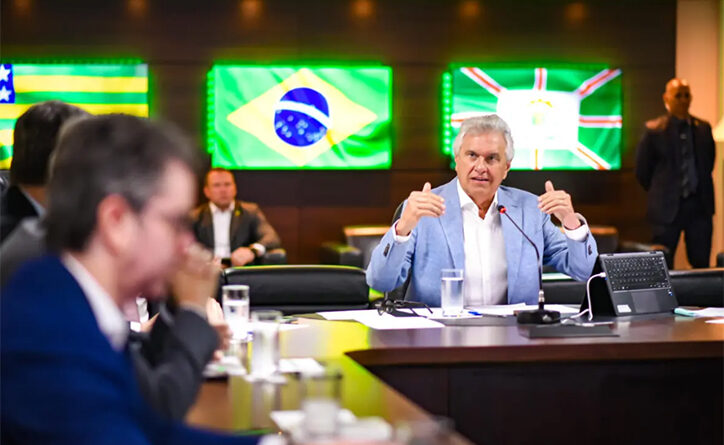 Governador Ronaldo Caiado e primeira-dama Gracinha Caiado durante reunião com prefeitos, autoridades e profissionais da área de saúde com o objetivo de intensificar o combate à dengue no estado (Foto: Romullo Carvalho e Wesley Costa)