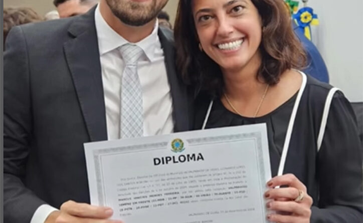 Carol Fleury prestigiando a posse do prefeito de Valparaíso, Marcus Vinicius