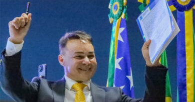 Prefeito foi empossado no Ginásio Municipal Lindolfo Lima ao lado de vereadores na última quarta-feira, dia 1o