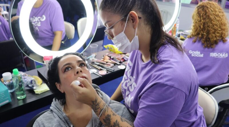 Governo de Goiás capacita gratuitamente para o Carnaval com cursos em maquiagem artística, customização e mais. (Foto: Secretaria da Retomada)