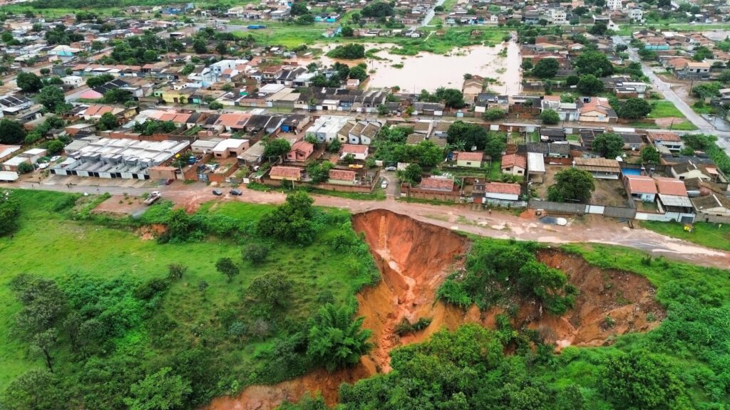 A Defesa Civil de Goiás iniciou os trabalhos emergenciais. Entre as principais emergências estão erosões graves, danos em pontes e buracos nas vias. Foto: Divulgação Goinfra