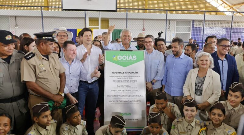 Governador Ronaldo Caiado, durante a solenidade de entrega do novo Colégio Estadual da Polícia Militar de Águas Lindas de Goiás; unidade atende 940 estudantes. (Fotos: André Saddi)