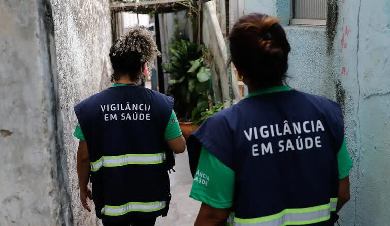 Campanha incentiva a população a procurar as Unidades Básicas de Saúde (UBS) ao identificar sinais como manchas vermelhas no corpo, febre, dores de cabeça e dores atrás dos olhos - Foto: Fernando Frazão/Agência Brasil