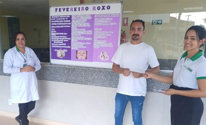 Durante a ação, colaboradores da Comissão de Humanização do Heal distribuíram material informativo e tiraram dúvidas dos pacientes sobre formas de identificação de sintomas e tratamento de doenças crônicas (Foto: Hélmiton Prateado/HTMJ)