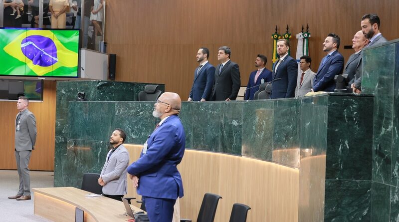 Sessão solene em homenagem a médicos.