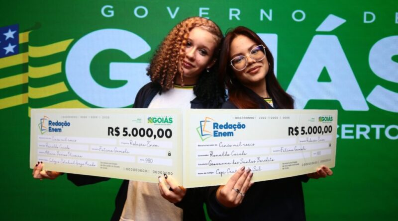 Estudantes da rede estadual do Novo Gama, Allana Barros Oliveira e Geovanna dos Santos Benedito receberam prêmio do Governo de Goiás por Nota na Redação do Enem. (Foto: Seduc-GO).