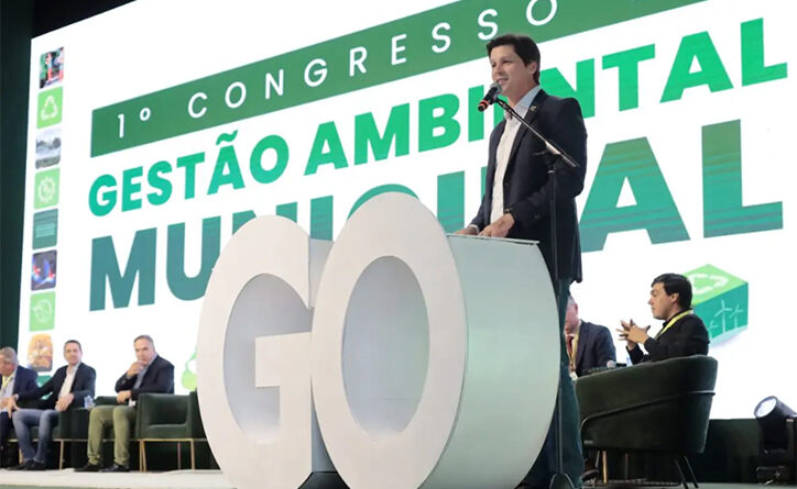 Vice-governador Daniel Vilela reforça a parceria entre Estado e municípios para fortalecer a gestão ambiental em Goiás durante 1º Congresso de Gestão Ambiental (Foto: Jota Eurípedes)