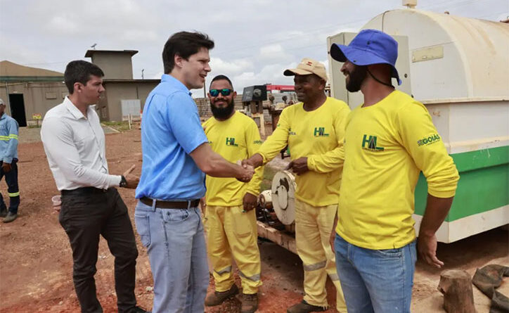 Acompanhado do presidente da Goinfra, Pedro Sales, o governador em exercício Daniel Vilela vistoriou andamento de obras nas GOs 309 e 219 (Foto: Lucas Diener e Jota Eurípedes)