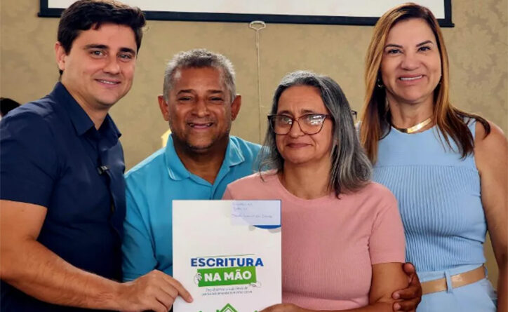 Programa Escritura na Mão, realiza entrega de novas escrituras e a ampliação das inscrições para moradores do Setor Fumal, em Luziânia