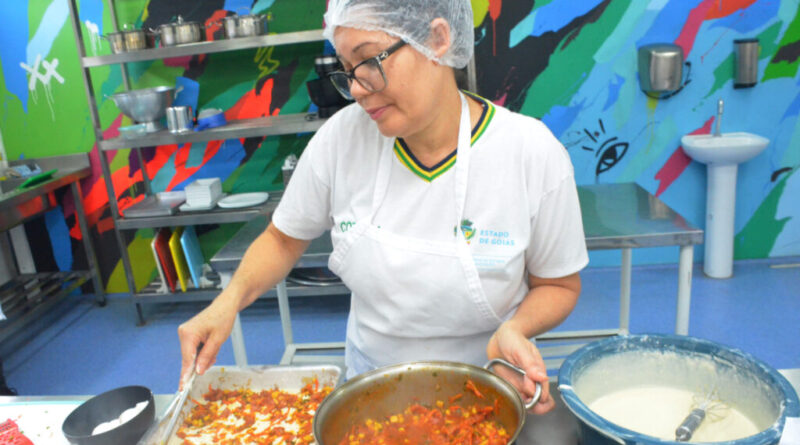 Orientação para as merendeiras das escolas da rede estadual de ensino sobre segurança no manuseio de panelas de pressão.