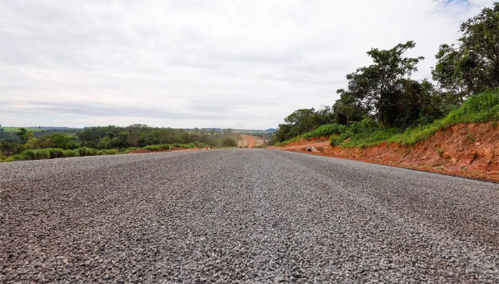 Obra na GO-219 cobre um trecho de 32,33 km (Foto: Lucas Diener e Jota Eurípedes)