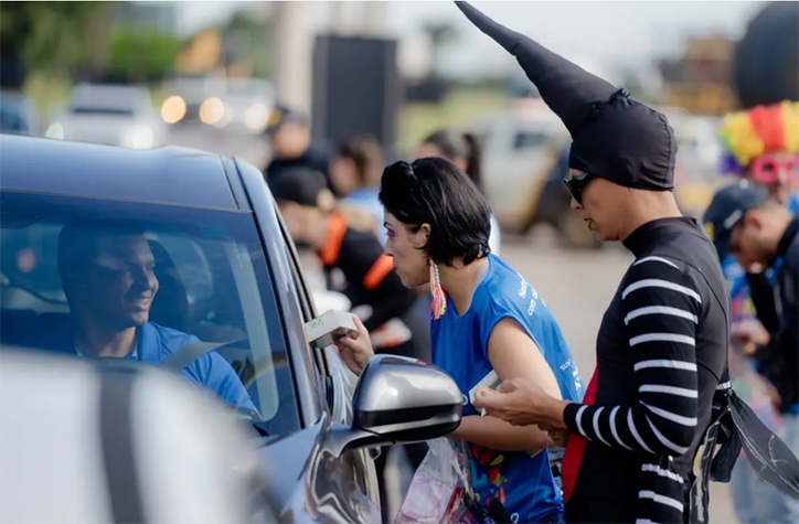 Durante a ação, foram distribuídos folhetos informativos, preservativos masculinos e femininos, além de autotestes de HIV (Foto: Iron Braz)