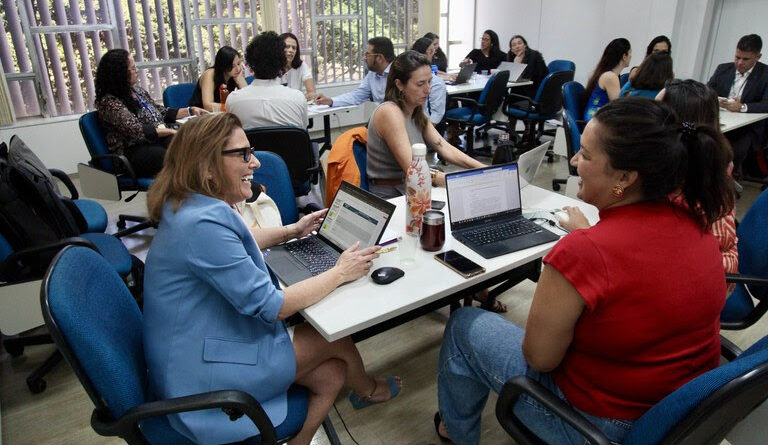 presença de mulheres na Administração Pública Federal está em expansão. Dados compilados pelo Observatório de Pessoal do Ministério da Gestão e da Inovação em Serviços Públicos (MGI) até janeiro de 2025 indicam que 45,6% (261,4 mil) do total de 572,8 mil servidores federais ativos são mulheres. Isso representa aumento de 3,21% em relação a 2022, quando 44,8% (253,2 mil) dos 564,9 mil servidores eram do sexo feminino. Em cargos e funções — comissionadas de direção e assessoramento e gratificações técnicas — da Administração Pública Federal, a participação feminina cresceu 7,44%, passando de 40% (37 mil) do total de 91,2 mil cargos e funções em 2022 para 42% (39,8 mil) do total de 94,7 mil cargos e funções em 2025. Quanto aos cargos de direção e assessoramento de nível 13 a 17, o que inclui os de coordenadoras-gerais, diretorias, assessorias especiais, secretárias e equivalentes, o aumento da participação feminina foi maior, de 26%. Saiu de 34,9% (3.552) do total dos 10,1 mil cargos desse tipo em 2022 para 39,2% (4.487) dos 11,4 mil em 2025. Considerando apenas o total de cargos de direção e assessoramento criados pelo governo atual, dos 1.270 de nível 13 a 17, 76% (965) são ocupados por mulheres. Isso demonstra o esforço da atual gestão em aumentar a participação feminina na Administração Pública Federal. REPRESENTATIVIDADE — Durante o Encontro de Novos de Prefeitos e Prefeitas - Governo Federal Fortalecendo os Municípios, realizado em Brasília (DF) em fevereiro, a ministra Cida Gonçalves (Mulheres) lançou o Guia para Criação e Implementação de Secretarias de Políticas para as Mulheres (SPMs). Os investimentos na estruturação de SPMs nos estados já somam cerca de R$ 4 milhões. Desde 2023, 17 unidades da Federação foram beneficiadas com recursos para a aquisição de veículos e equipamentos de informática, além do custeio de atividades de formação, planejamento e avaliação de gestão de políticas para as mulheres. CAPILARIDADE - “Temos no orçamento [Plano Plurianual 2024-2027] R$ 14,1 bilhões para as agendas transversais e R$ 423 milhões deste valor são para gastos exclusivos para as mulheres. Outros R$ 13,7 milhões são para gastos não exclusivos, mas que passam pelas mulheres, como é o caso do Bolsa Família e do Minha Casa, Minha Vida. Com a criação das secretarias municipais da mulher, teremos capilaridade similar à do Ministério da Saúde, os recursos vão chegar e as políticas vão acontecer”, explicou a ministra durante o encontro. TRANSPARÊNCIA SALARIAL — Para estimular a presença feminina também no mercado privado de trabalho e com remuneração justa, o Governo Federal vai lançar, em março, o terceiro relatório de Transparência Salarial e de Critérios Remuneratórios. O documento foi previsto na Lei de Igualdade Salarial, que é uma iniciativa do Ministério do Trabalho e Emprego e do Ministério das Mulheres, sancionada em 2023. A lei estabelece que empresas com mais de 100 empregados devem adotar medidas para garantir essa igualdade, incluindo transparência salarial, fiscalização contra discriminação, canais de denúncia, programas de diversidade e inclusão, e apoio à capacitação de mulheres. As organizações tiveram até 28 de fevereiro para preencher o relatório com informações sobre critérios remuneratórios e ações para promover diversidade e parentalidade compartilhada. O último relatório mostrou que 20,7% das mulheres ganham menos do que os homens nas 50.692 empresas com 100 ou mais empregados e, em mais de 15 mil empresas, essa diferença era de até 5%. EDITAIS — Entre as ações realizadas no âmbito das políticas para o público feminino, destaca-se a de cotas para mulheres em situação de violência doméstica em contratações públicas. Os editais de licitação e os avisos de contratação direta para serviços contínuos com dedicação exclusiva de mão de obra (terceirização) devem reservar, no mínimo, 8% das vagas para mulheres em situação de violência doméstica. A iniciativa fortalece o enfrentamento à violência contra as mulheres, busca garantir a inserção e permanência delas no mercado e, assim, promover sua autonomia econômica. Até o momento, 13 unidades da Federação assinaram acordos para implementação dessa política: Amazonas, Goiás, Tocantins, Acre, Amapá, Bahia, Distrito Federal, Espírito Santo, Maranhão, Paraíba, Piauí, Rio de Janeiro e Rio Grande do Norte. O Governo Federal presta apoio individualizado a essas UFs. COMBATE AO ASSÉDIO — Outra iniciativa é o Programa Federal de Prevenção e Enfrentamento do Assédio e da Discriminação na Administração Pública Federal, criado em julho de 2024, com o objetivo de desenvolver ações que enfrentem todas as formas de violência decorrentes das relações de trabalho, em especial o assédio moral, o assédio sexual e a discriminação. Em setembro do mesmo ano, foi instituído o Plano Federal. A partir dele, os órgãos instituirão seus Planos Setoriais, que serão os principais instrumentos de implementação e de acompanhamento do Plano Federal. Fonte: Secretaria de Comunicação Social da Presidência da República