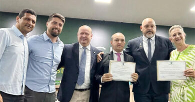 Na manhã desta sexta-feira, na Câmara de Vereadores foi realizada a entrega de Moções de Aplauso ao deputado federal Célio Silveira, à deputada estadual Dra. Zeli e ao ex-prefeito Pábio Mossoró.