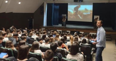 O projeto, criado por Roberto Miranda, da URM Education, tem como objetivo formar uma nova geração de jovens empreendedores por meio de uma trilha prática com inteligência artificial, produção audiovisual e desenvolvimento de habilidades como criatividade e liderança.