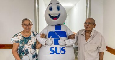 Casal de idosos aproveitou Dia D para se vacinar contra gripe, na presença do Zé Gotinha