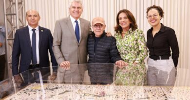 Ronaldo e Gracinha Caiado na apresentação da obra Solo Goiano: “Siron surpreendeu pela forma como descreveu a cidade-mãe do nosso Estado” (Fotos: Adalberto Ruchelle e Walter Folador)