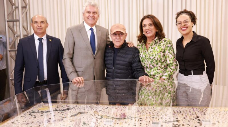 Ronaldo e Gracinha Caiado na apresentação da obra Solo Goiano: “Siron surpreendeu pela forma como descreveu a cidade-mãe do nosso Estado” (Fotos: Adalberto Ruchelle e Walter Folador)