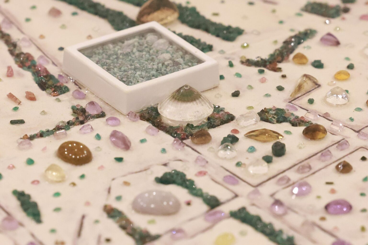 Obra intitulada Solo Goiano reúne elementos naturais do Cerrado e demorou cerca de um ano para ficar pronta (Fotos: Adalberto Ruchelle e Walter Folador) 