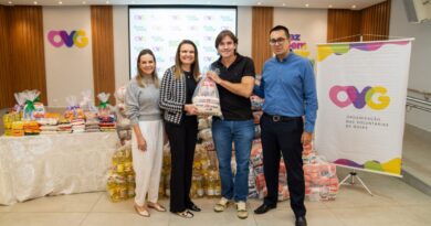 Mais de 18 toneladas de alimentos arrecadados durante show de Henrique e Juliano, em Goiânia, são entregues à OVG (Foto: Diego Canedo)