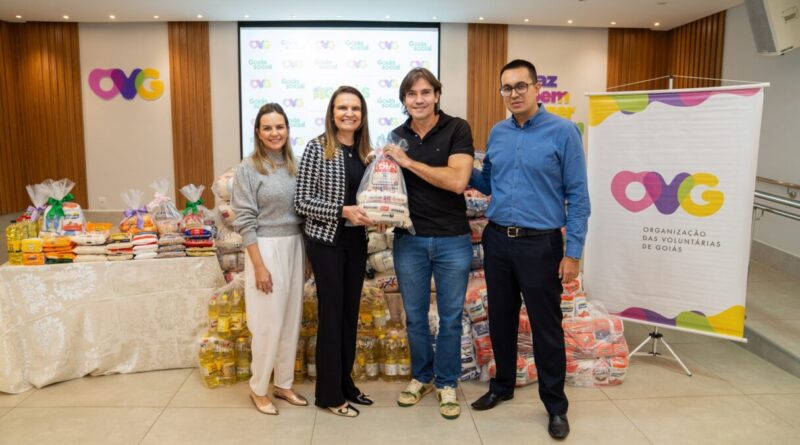 Mais de 18 toneladas de alimentos arrecadados durante show de Henrique e Juliano, em Goiânia, são entregues à OVG (Foto: Diego Canedo)