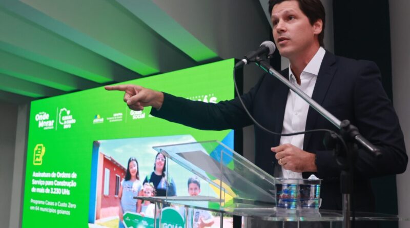 Daniel Vilela assina ordem de serviço para construção de casas a custo zero em 64 municípios goianos e beneficiará mais de 3 mil famílias (Foto: André Costa)