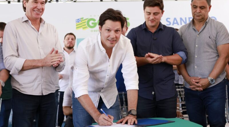 Daniel Vilela lança obras de ampliação de sistema de abastecimento de Luziânia, que vai levar água tratada a 28 mil pessoas (Foto: André Costa)