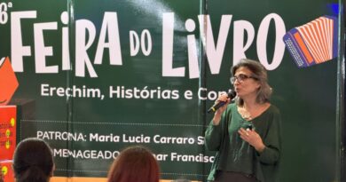 Neta de Erico Verissimo compartilha memorias do avo na Feira do Livro, em Erechim, RS