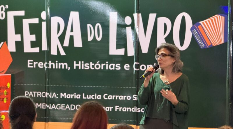 Neta de Erico Verissimo compartilha memorias do avo na Feira do Livro, em Erechim, RS