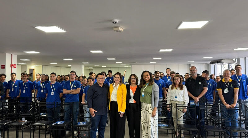 Frederico Couto - Subsecretario da família e juventude do DF. Cristiane Britto - Ex ministra da Mulher, família e Direitos humanos e Senadora Damares Alves e jovens da Demà Aprendiz