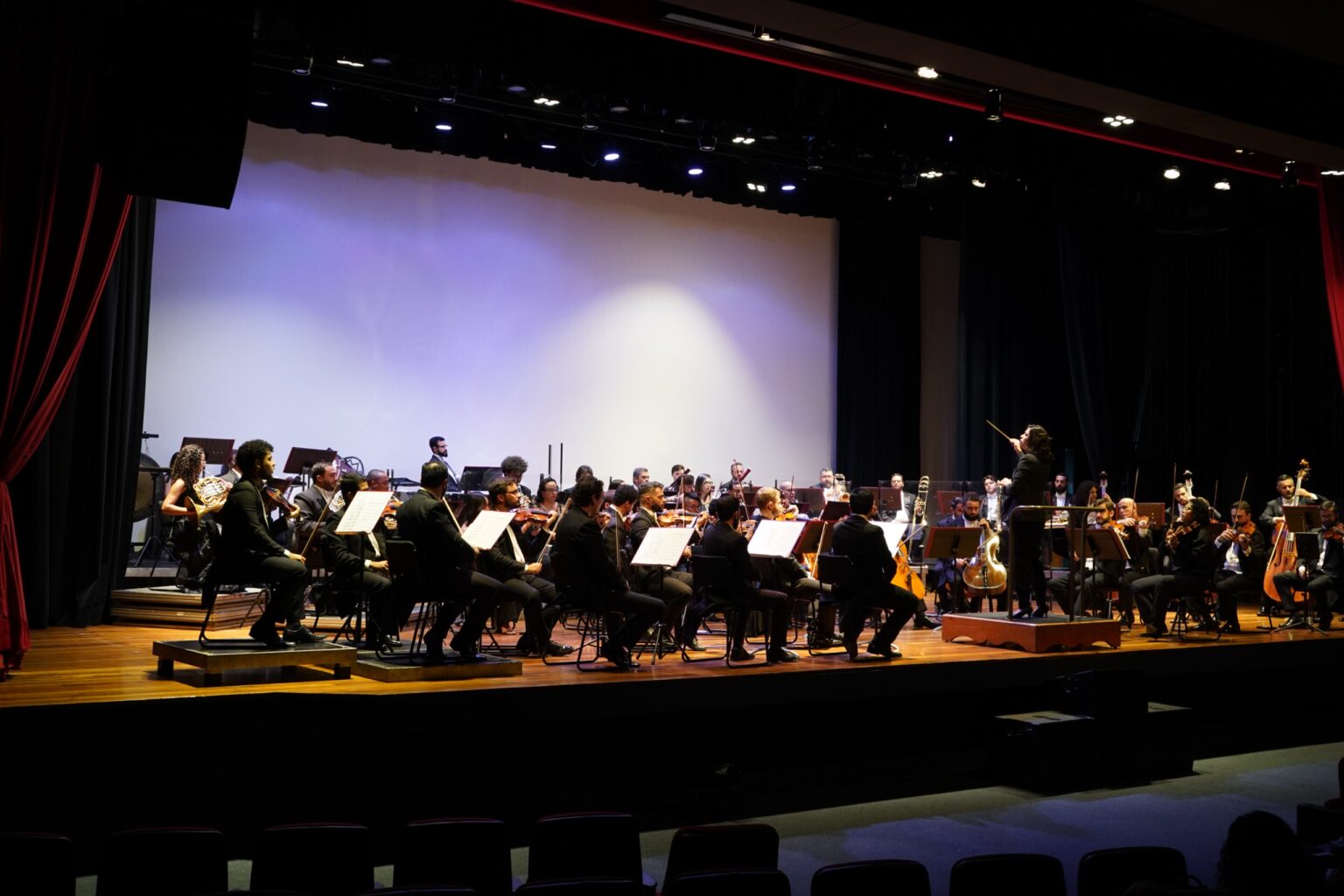 Conduzido pela maestrina Mariana Menezes, o sexto concerto da temporada Pioneiros reunirá composições de grandes nomes da música de concerto, com peças nas quais instrumentos de cordas serão protagonistas (Foto: Secti-GO)