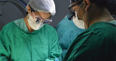 Equipe do HEF durante procedimento no centro cirúrgico. Unidade realiza cirurgias com segurança, agilidade e foco na recuperação do paciente (Foto: Braz Silva/Imed)