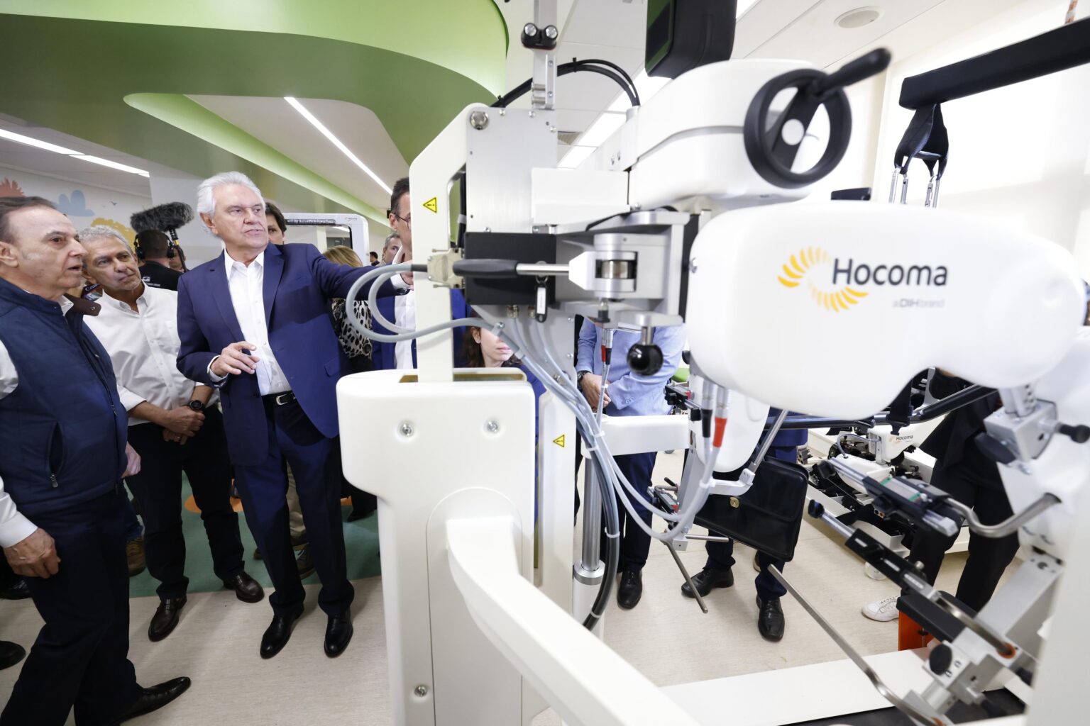 Dispositivos de robótica para reabilitação neurológica e motora dos pacientes é outra aposta do Cora. Por meio dele, um exoesqueleto robótico oferece suporte físico que permite ao paciente se levantar e caminhar com maior segurança (Fotos: Cristiano Borges, André Saddi e Rômulo Carvalho)