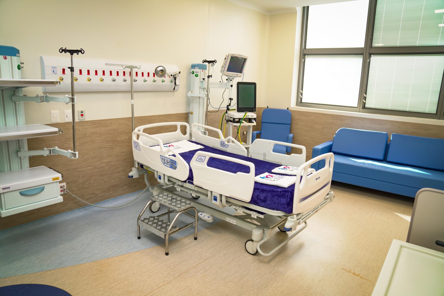 Ala de Transplante de Medula Óssea (TMO) do Cora dispõe de camas hospitalares vinculadas a colchões terapêuticos de alta tecnologia e possuem sensores de movimento programáveis, com emissão de alerta para movimentos (Fotos: Cristiano Borges, André Saddi e Rômulo Carvalho)