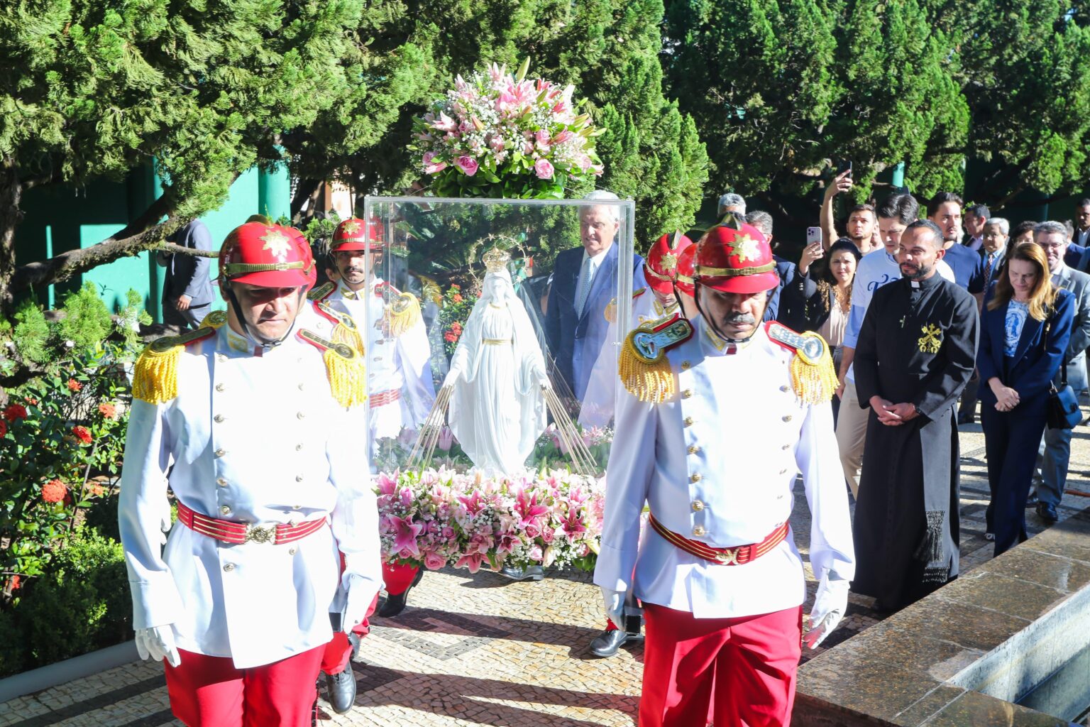 Chegada da imagem à residência oficial foi acompanhada por religiosos, familiares do casal, autoridades e auxiliares de governo (Foto: Rômullo Carvalho e Wesley Costa)