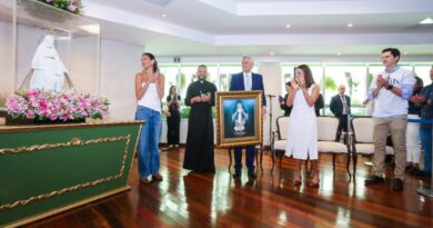 Ronaldo Caiado e a coordenadora do Goiás Social, primeira-dama Gracinha Caiado, recepcionaram a imagem de Nossa Senhora das Graças, trazida pelo Padre Marcos Rogério, no Palácio das Esmeraldas (Fotos: Rômullo Carvalho e Wesley Costa)