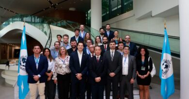 Comitiva goiana liderada pelo vice-governador Daniel Vilela conhece sistemas avançados de inteligência e segurança na sede da Interpol, em Singapura, em busca de subsídios para aperfeiçoar combate ao crime em Goiás (Fotos: Vice-governadoria)
