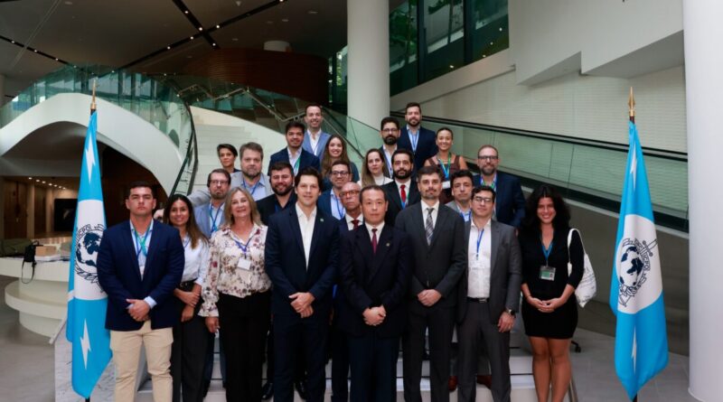 Comitiva goiana liderada pelo vice-governador Daniel Vilela conhece sistemas avançados de inteligência e segurança na sede da Interpol, em Singapura, em busca de subsídios para aperfeiçoar combate ao crime em Goiás (Fotos: Vice-governadoria)
