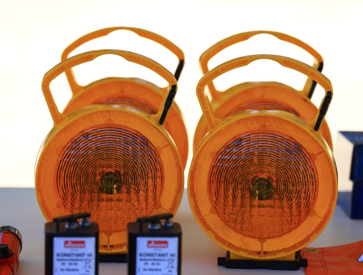 Sinalizadores luminosos aumentam a visibilidade das ações policiais nas rodovias, especialmente à noite (Foto: Wesley Costa)